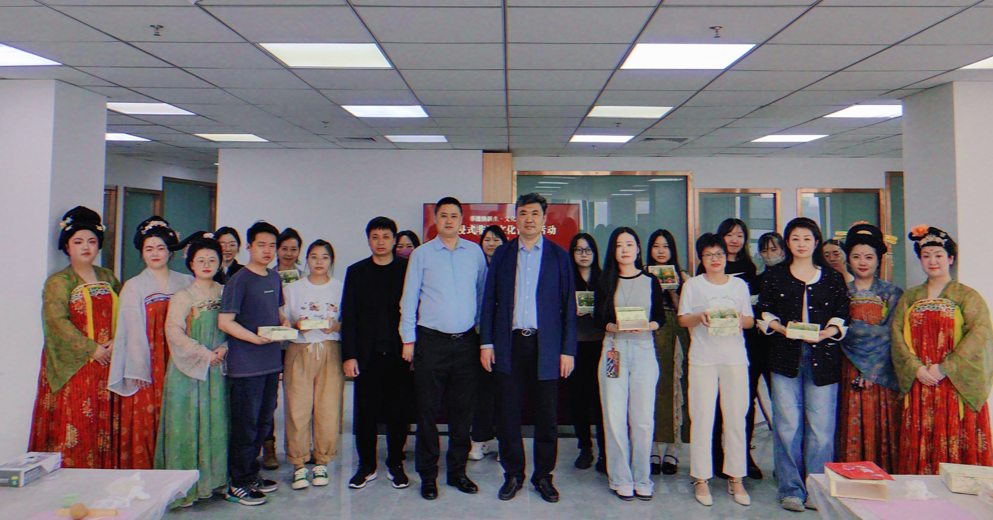 1745373223717709.jpg 合影.jpg